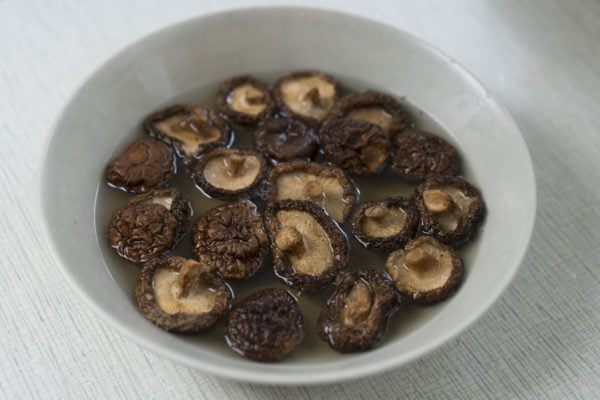 https://www.spicejungle.com/wp/wp-content/blogs.dir/2/files/2021/03/How-To-Use-Dried-Mushrooms-600x400.jpg
